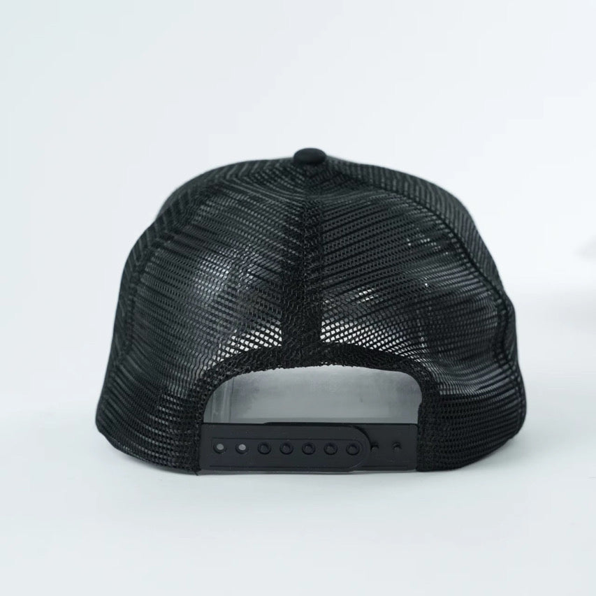 Trucker Hat in Black / Black